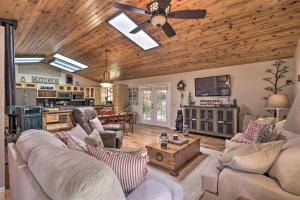un soggiorno con divani e ventilatore a soffitto di Hildas Cabin Mtn-View Retreat in Pine! a Pine