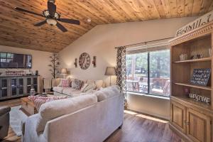 Area soggiorno di Hildas Cabin Mtn-View Retreat in Pine!