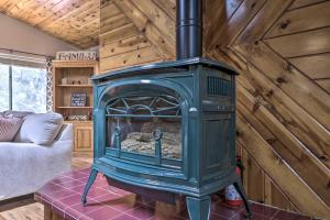 Area soggiorno di Hildas Cabin Mtn-View Retreat in Pine!