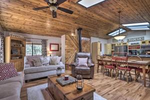 un soggiorno con un divano e un tavolo di Hildas Cabin Mtn-View Retreat in Pine! a Pine