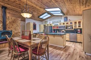 Cucina o angolo cottura di Hildas Cabin Mtn-View Retreat in Pine!