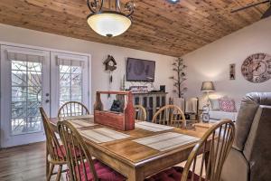 TV o dispositivi per l'intrattenimento presso Hildas Cabin Mtn-View Retreat in Pine!