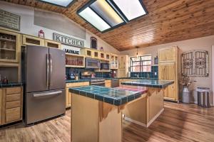 Cucina o angolo cottura di Hildas Cabin Mtn-View Retreat in Pine!