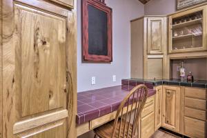 Cucina o angolo cottura di Hildas Cabin Mtn-View Retreat in Pine!