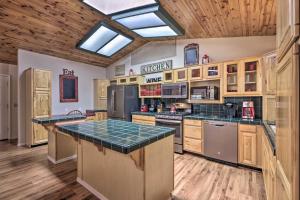 Cucina o angolo cottura di Hildas Cabin Mtn-View Retreat in Pine!