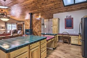 Foto dalla galleria di Hildas Cabin Mtn-View Retreat in Pine! a Pine