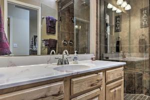 un bagno con un lavandino e un grande specchio di Hildas Cabin Mtn-View Retreat in Pine! a Pine
