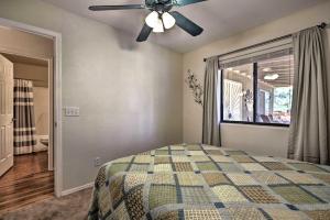 Letto o letti in una camera di Hildas Cabin Mtn-View Retreat in Pine!