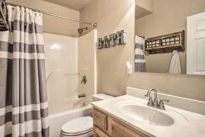 un bagno con lavandino, wc e doccia di Hildas Cabin Mtn-View Retreat in Pine! a Pine Altre 27 foto