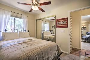 Letto o letti in una camera di Hildas Cabin Mtn-View Retreat in Pine!