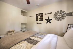 Letto o letti in una camera di Hildas Cabin Mtn-View Retreat in Pine!