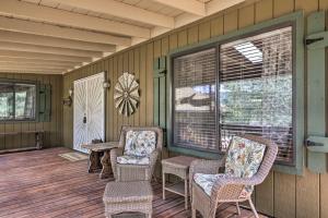 Area soggiorno di Hildas Cabin Mtn-View Retreat in Pine!