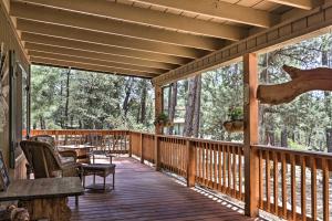 Balcone o terrazza di Hildas Cabin Mtn-View Retreat in Pine!