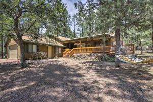 una casa con un'amaca di fronte di Hildas Cabin Mtn-View Retreat in Pine! a Pine