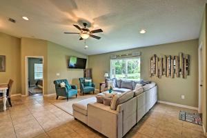 Zona d'estar a Cozy Ranch Home with Patio on St Johns River!