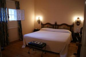 a bedroom with a large white bed and a window at Hotel Temple Pradorrey in Astorga