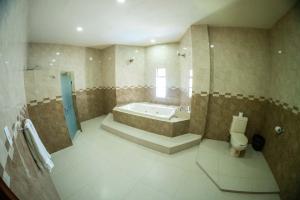Galería fotográfica de 21 Suite with Jacuzzi a shared pool en Torreón