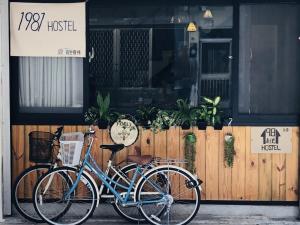 dos bicicletas estacionadas frente a una casa en 1981 Hostel en Taitung