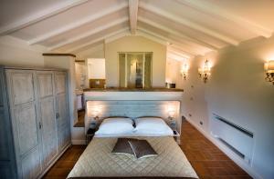 Säng eller sängar i ett rum på Altarocca Wine Resort Adults Only