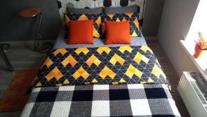 Ένα ή περισσότερα κρεβάτια σε δωμάτιο στο Loft Studio Apartment in the Gated Residential Complex Comfort Town КТ-05
