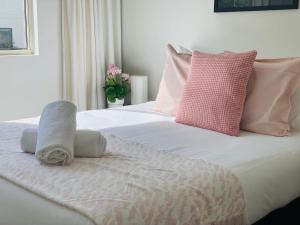 Krevet ili kreveti u jedinici u objektu Steps From The Beach 3br Apt FREE Wifi,Pool,Parking,Apple TV