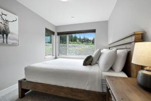 Gallery image of Spacious Modern Ski-in Ski-out with Hot Tub Townhouse in Sun Peaks