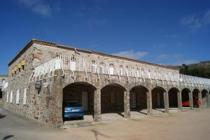 a building with a blue car parked in front of it at Hotel Temple Pradorrey in Astorga