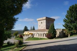 a stone building with a tower on top of it at Hotel Temple Pradorrey in Astorga