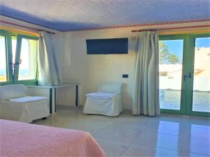 A bed or beds in a room at Executive Junior Suite with Balcony