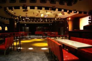 a dining room with red chairs and a large table at Hotel Temple Pradorrey in Astorga