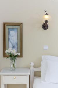 Postel nebo postele na pokoji v ubytování Kymata Hotel