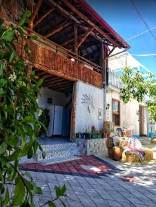 een huis met een veranda met een koelkast bij Aliya Konak - Köy Evi ve Lezzetleri in Isparta