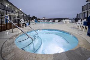 Days Inn by Wyndham Arroyo Grande Pismo Beach tesisinde veya buraya yakın yüzme havuzu