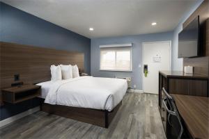 Кровать или кровати в номере Days Inn by Wyndham Arroyo Grande Pismo Beach