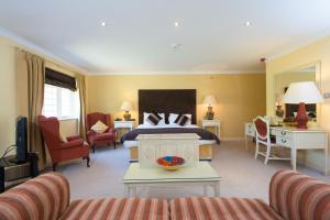Cwrt Bleddyn Hotel & Spa客房内的一张或多张床位