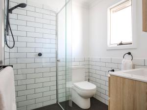 A bathroom at Hayes Beach House, Jervis Bay - Pet Friendly Award Winner - Fireplace
