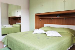 Ένα ή περισσότερα κρεβάτια σε δωμάτιο στο Apartments Ruža Vjetrova