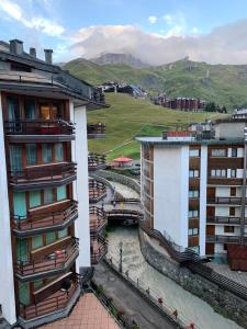 ブレウイル・チェルヴィナイアにあるAppartamento BREUIL CERVINIAの山々を背景にした2棟の建物