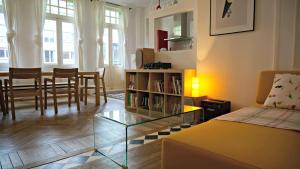 sala de estar con cama, mesa y sillas en Little Suite - Marianne, en Lille