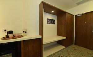 een kamer met een kast met planken en een deur bij The Avatar Hotel & Convention in Mangalore