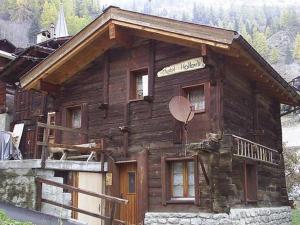 Betten的住宿－wooden chalet in Betten near the Aletsch Arena，小木屋前面有标志