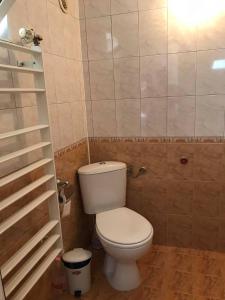 W pokoju znajduje się łazienka z białą toaletą. w obiekcie Къща за гости Загорски w mieście Kałofer