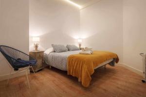 sypialnia z łóżkiem z misiem na kocu w obiekcie Estrena Glamour y Guggenheim w mieście Bilbao