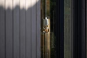 a light hanging from a window next to a curtain at Appartementen Zer en Loft in centrum Bergen in Bergen