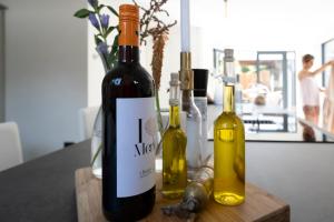 dos botellas de vino sentadas en una mesa en Appartementen Zer en Loft in centrum Bergen en Bergen