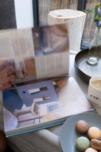 un libro sobre una mesa con un plato de comida en Appartementen Zer en Loft in centrum Bergen en Bergen