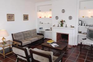 サン・マルティーニョ・ド・ポルトにあるCasa Azulのリビングルーム(ソファ、暖炉付)