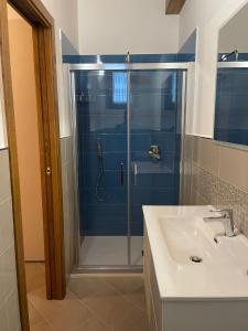 een badkamer met een douche en een wastafel bij Casa Torre in Bomerano