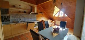 eine Küche und ein Esszimmer mit einem Tisch im Zimmer in der Unterkunft Ferienwohnungen am Bio-Bauernhof Herdengl in Lunz am See