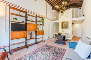 een woonkamer met een tv en een bank bij The Church Experience - San Miniato in Palagio